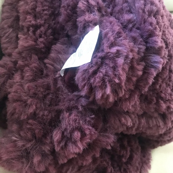 UGG Luxe throw so very soft in Cabernet color . - Picture 10 of 13